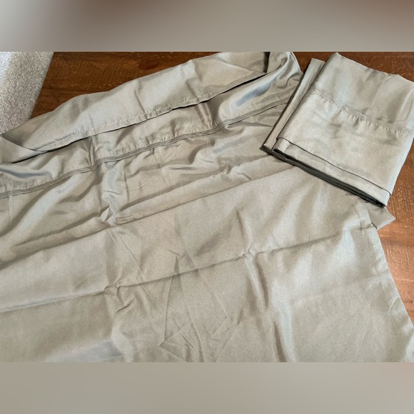 Set of 2 NWOT Microfiber Pillow Cases Queen Size – Grey - Picture 3 of 4